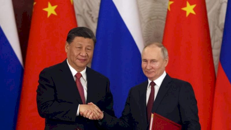 Presiden China Xi Jinping dan Presiden Rusia Vladimir Putin berjabat tangan saat upacara penandatanganan di Kremlin, 21 Maret 2023. (GETTY IMAGES)