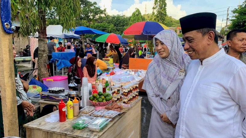 Bupati Wajo, H. Amran Mahmud bersama Ketua Tim penggerak PKK Hj. Sitti Maryam kunjungi Pasar Kuliner Ramadhan di Jalan La Tenri Lait Tosengeng, Kelurahan Padduppa, Kecamatan Tempe. (Rashid)