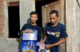 Sembako RMS Dibagi Dari Pintu ke Pintu Saat Waktu Sahur