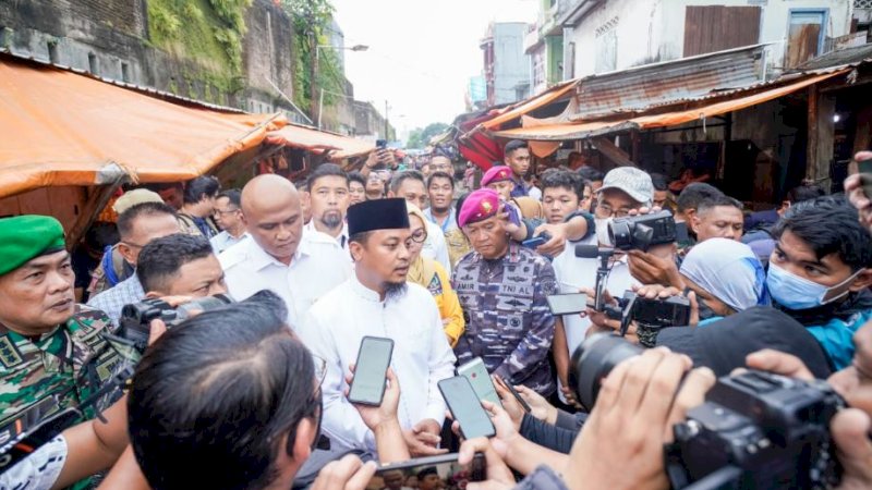 Gubernur Sulawesi Selatan (Sulsel), Andi Sudirman Sulaiman, memberikan keterangan kepada awak media saat memantau harga dan ketersediaan stok bahan pokok di Pasar Terong, Kota Makassar, Jumat (24/3/2023).