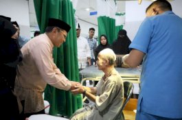 Wali Kota Makassar Jenguk Korban Tertimpa Reruntuhan Kubah Masjid Ittifaqul Jamaah