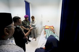 Gubernur Jenguk Korban Rubuhnya Kubah Masjid Ittifaqul Jamaah di Rumah Sakit Angkatan Laut