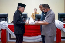 Taufan Pawe Serahkan LKPj 2022 ke Pimpinan DPRD