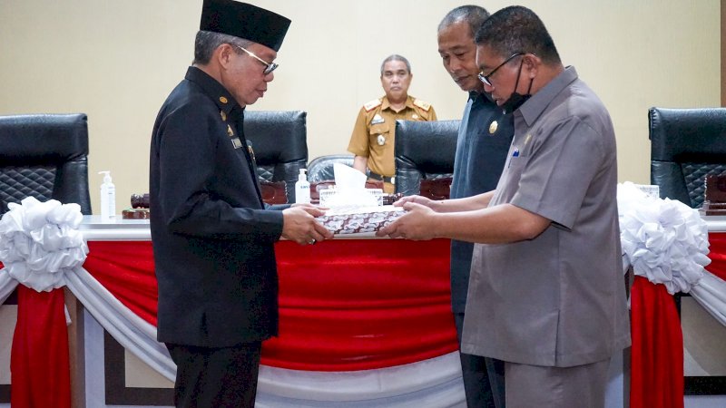 Taufan Pawe Serahkan LKPj 2022 ke Pimpinan DPRD 