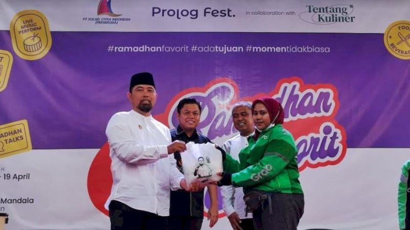 Penyerahan paket sembako kepada salah satu pengemudi ojek online pada pada Ramadan Favorit 1444 H/2023 M di Monumen Mandala, Kota Makassar, Senin (27/3/2023). 