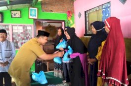Silaturahmi di Longwis, Diskominfo Makassar Salurkan Bantuan Paket Sembako ke Warga