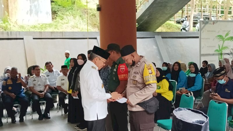 Wali Kota Parepare Serahkan Insentif Triwulan untuk Tokoh Masyarakat dan Agama Kecamatan Soreang