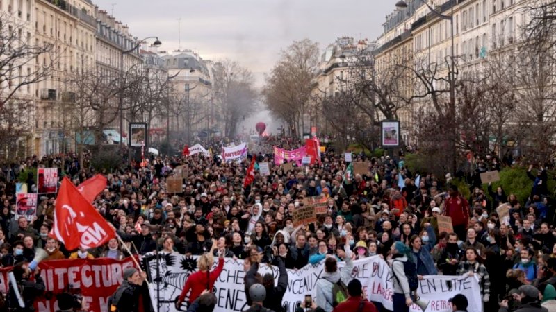 Pengunjuk rasa menghadiri demonstrasi sebagai bagian dari hari kesepuluh pemogokan nasional dan protes menentang reformasi pensiun pemerintah Prancis di Paris, Prancis, 28 Maret 2023. REUTERS/Nacho Doce
