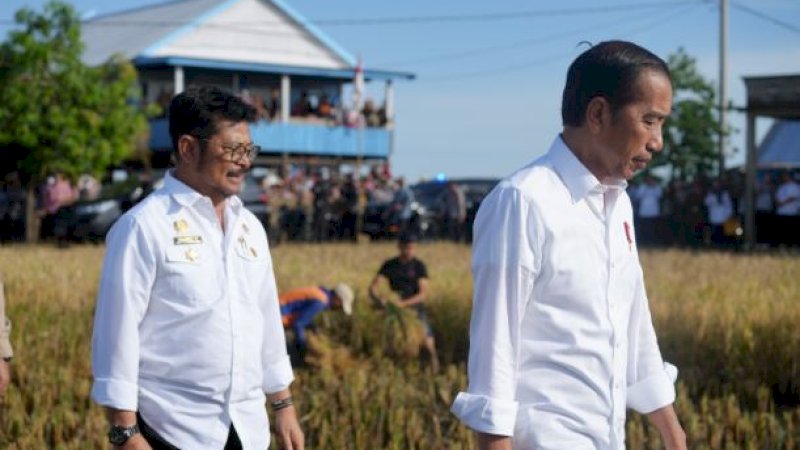 Presiden Joko Widodo (Jokowi) bersama Menteri Pertanian (Mentan), Syahrul Yasin Limpo (SYL) meninjau panen raya padi di Kelurahan Baji Pamai, Kecamatan Maros Kota, Kabupaten Maros, Sulawesi Selatan (Sulsel), Kamis (30/3/2023).