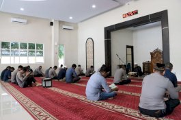 Waka Polres Wajo Bersama Personil Gelar Binrohtal di Masjid At Taqwa