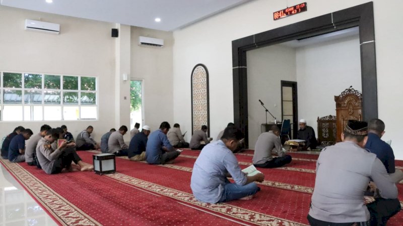 Waka Polres Wajo Bersama Personil Gelar Binrohtal di Masjid At Taqwa