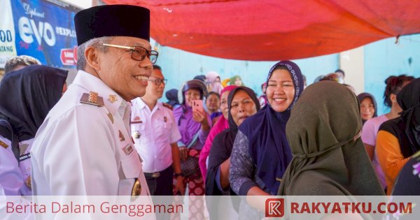 Taufan Pawe Borong Beras Lalu Dibagikan Kepada Warga Secara Gratis