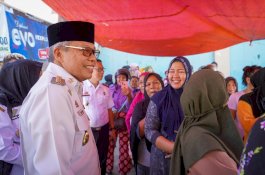 Taufan Pawe Borong Beras Lalu Dibagikan Kepada Warga Secara Gratis