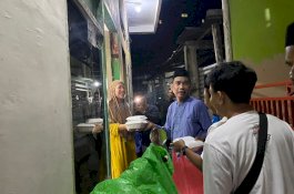 Rudianto Lallo Kembali Gelar Gerebek Sahur, Bagikan Makanan di Lorong-lorong Tamamaung 