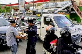 Ketua Komisi 2 DPRD Wajo, H Sudirman Meru Bagi-bagi Takjil