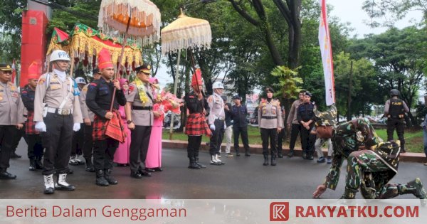 Kedatangan Kapolda Sulsel yang Baru Disambut Tradisi Angngaru dan Tari Padduppa