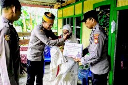 Polsek Belawa Serahkan Bantuan Kemanusiaan Kepada Masyarakat 