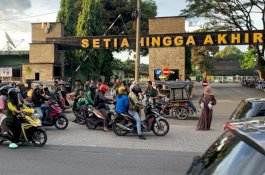 Sansidam XIV Hasanuddin Bagikan Tajil ke Pengguna Jalan di Depan Makodam XIV/Hsn