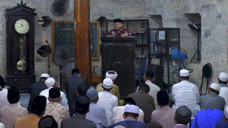 Wali Kota Palopo Salat Tarawih di Masjid Jami Tua