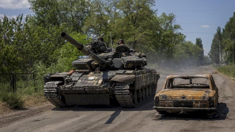 foto ilustrasi. Prajurit Ukraina mengendarai tank di dekat garis depan di wilayah Donetsk, Ukraina timur, Senin, 6 Juni 2022. (AP/Bernat Armangue)