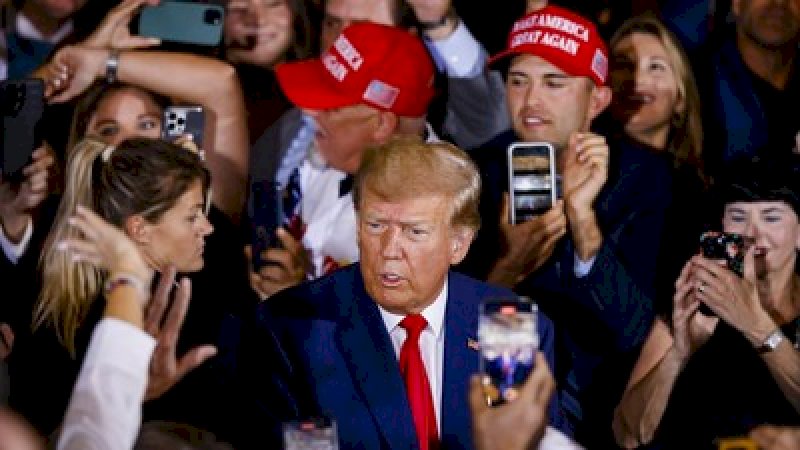 Mantan Presiden AS Donald Trump tiba untuk memberikan sambutan di Mar-a-Lago Club di Palm Beach, Florida, AS, pada Selasa, 4 April 2023. (Bloomberg via Getty Images/Bloomberg)
