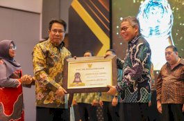 Taufan Pawe Raih Penghargaan Paritrana dari BPJS Ketenagakerjaan