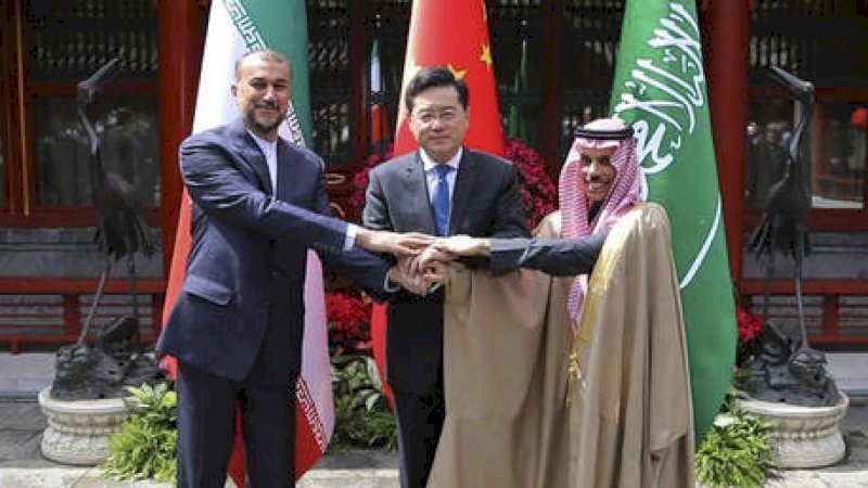 Menteri luar negeri Iran (kiri), Arab Saudi (kanan) dan China (tengah), di Beijing pada 6 April 2023. (Foto: Kementerian Luar Negeri Iran via AP)