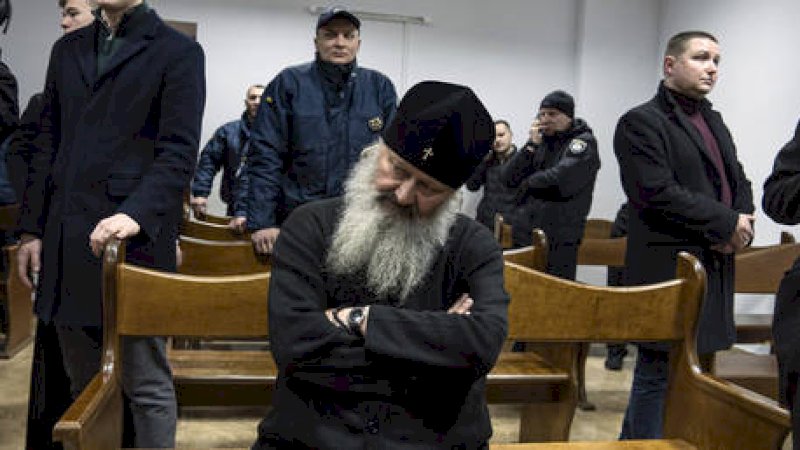 Metropolitan Pavel selama sidang pengadilan di Kiev pada 1 April 2023. (Foto: AP Photo / Mstyslav Chenov)