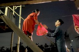 Rudianto Lallo Bagi Makanan Sahur di Sudiang Raya