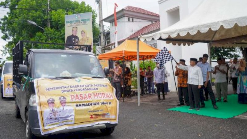 Pelepasan paket pasar murah oleh Wali Kota Parepare, Taufan Pawe, di depan rumah jabatan Wali Kota Parepare, Jumat (7/4/2023).