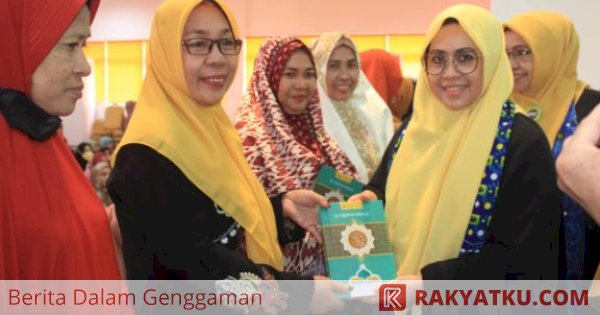 Khatam Al-Qur'an Bersama Majelis Taklim, Erna Rasyid Taufan Beri Bingkisan Ramadan