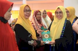 Khatam Al-Qur'an Bersama Majelis Taklim, Erna Rasyid Taufan Beri Bingkisan Ramadan