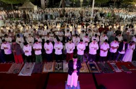 Warga Padati Anjungan Pantai Losari Ikuti Salat Subuh Berjamaah