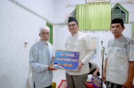 Safari Ramadan di Masjid Babul Khaer Balusu, Bupati Barru Serahkan Bantuan
