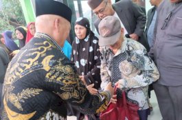 Bupati Enrekang Salurkan Paket Ramadan untuk 150 Mustahik di Kecamatan Baraka