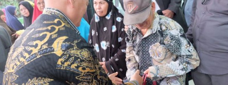 Bupati Enrekang Salurkan Paket Ramadan untuk 150 Mustahik di Kecamatan Baraka