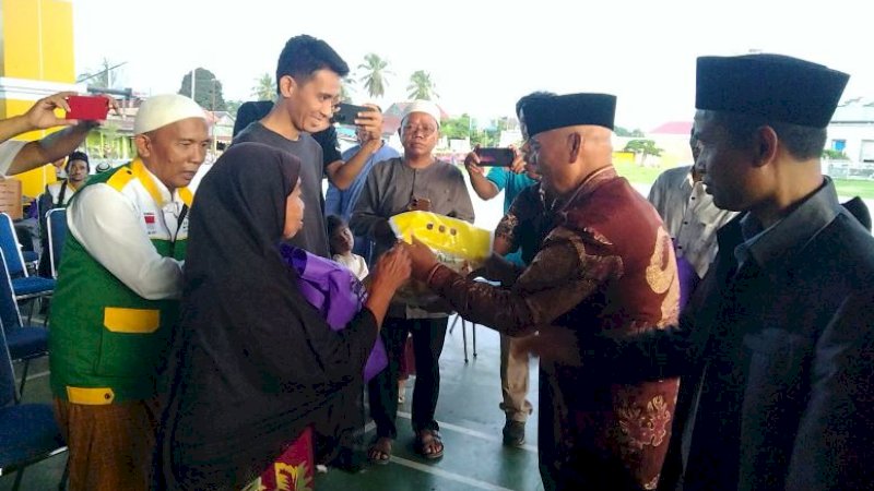 Penyaluran paket Ramadan safari Ramadan Baznas di Alun-Alun Langsa Gaga Maiwa, Kecamatan Maiwa, Kabupaten Enrekang, Sulsel, Ahad (9/4/2023).