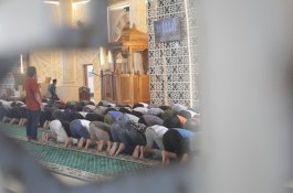 Ibadah di Masjid Raya Makassar