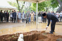 Gubernur Andi Sudirman Jadi Inspektur Upacara Pemakaman Rapsel Ali