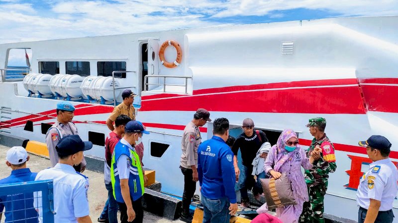 Jelang Idul Fitri, Polsek Urban Pitumpanua Terjunkan Personil Pengamanan di Pelabuhan Laut Siwa
