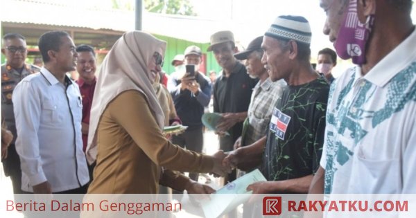 Bupati Luwu Utara Serahkan Sertifikat Tanah untuk Warga Transmigrasi Bantimurung