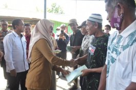 Bupati Luwu Utara Serahkan Sertifikat Tanah untuk Warga Transmigrasi Bantimurung