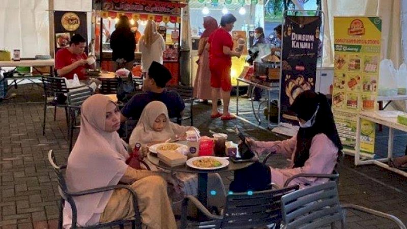 Suasana Ramadan Market di Rainbow Food Center Summarecon Mutiara Makassar, selasa(11/4)