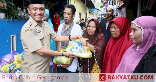 Silaturahmi Bersama Warga di Longwis, Diskominfo Makassar Bagi-Bagi Paket Sembako