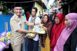 Silaturahmi Bersama Warga di Longwis, Diskominfo Makassar Bagi-Bagi Paket Sembako