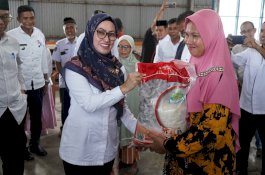Bupati Luwu Utara Salurkan Bantuan Beras Melalui Program CPP