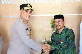 Kapolres Wajo Serahkan Zakat Fitrah Anggota