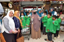 Naoemi Octarina Berbagi Kado Lebaran Anak Yatim dan Kaum Dhuafa