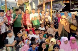 Tebar Keberkahan dan Keceriaan di Bulan Ramadan, Massikola Bagi-bagi Takjil ke Warga 