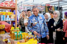 Didampingi Sekda dan Tim TPID, Bupati Wajo Sidak Sidak dan Pantau Harga Bahan di Pasar Mini